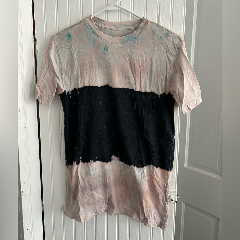 Buckle graphic tee